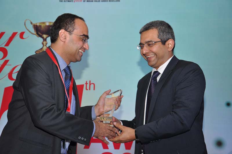 Mr.Manish Pant,M.D.- Luminous Power  giving away award to Polycom